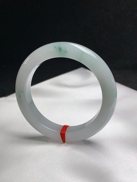 620647，55圈口，糯化飘花正圈平安镯，白底飘蓝花，底子非常细润，清爽干净 商品图2