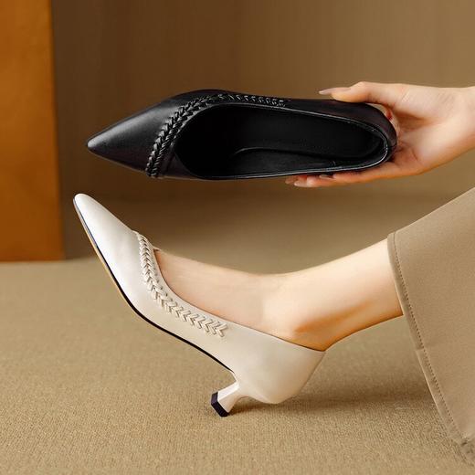 【预售5天】法式尖头单鞋女新款绝美法式手工编织V口中跟黑色通勤工作鞋DB&M6530 商品图0