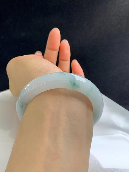 620647，55圈口，糯化飘花正圈平安镯，白底飘蓝花，底子非常细润，清爽干净 商品图5