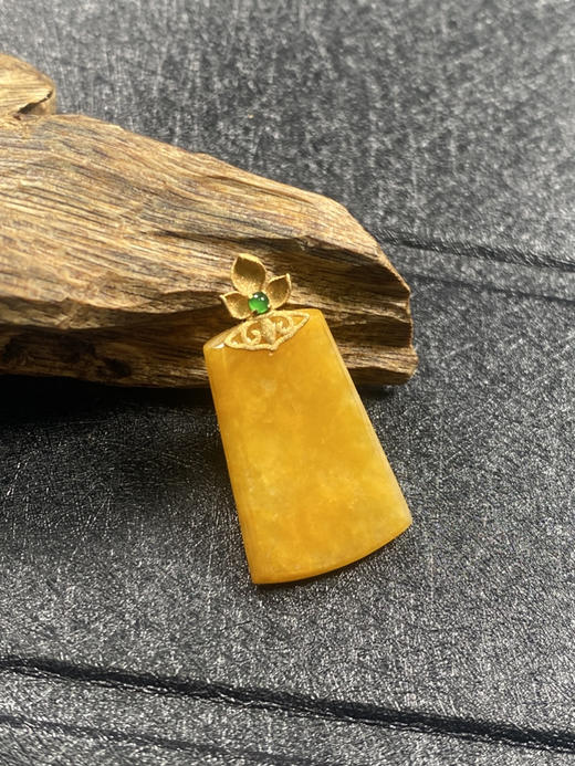 【FC0103】18K镶嵌翡翠黄翡无事牌吊坠  色泽娇艳 款式精美 商品图0