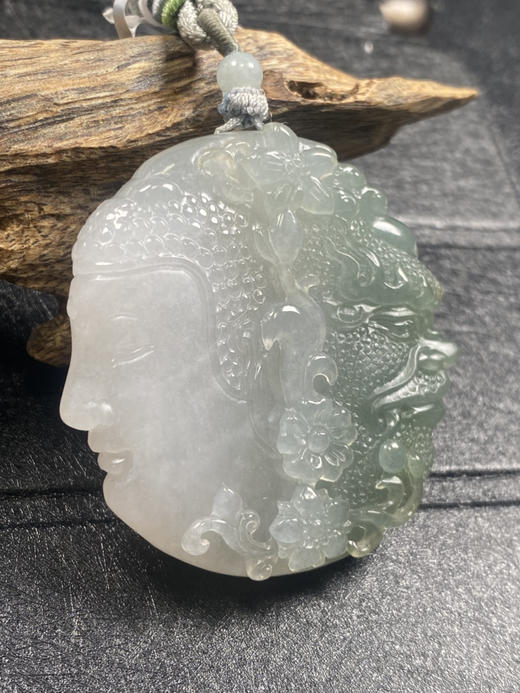 【FC0091】翡翠一念之间挂件  特色件  俏色巧雕 一念成佛一念成魔 商品图1