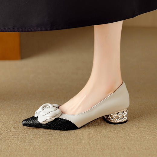 【预售5天】秋季新款鱼皮拼接山茶花小香风粗跟通勤休闲浅口单鞋DB&M6531 商品图1