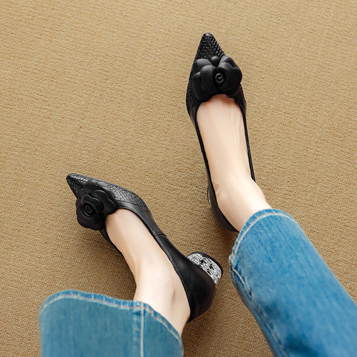 【预售5天】秋季新款鱼皮拼接山茶花小香风粗跟通勤休闲浅口单鞋DB&M6531 商品图4