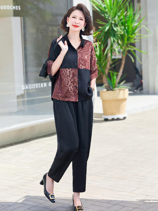 hjx25383妈妈夏装套装2025新款洋气中老年女装宽松拼色短袖衬衫上衣两件套 商品图2