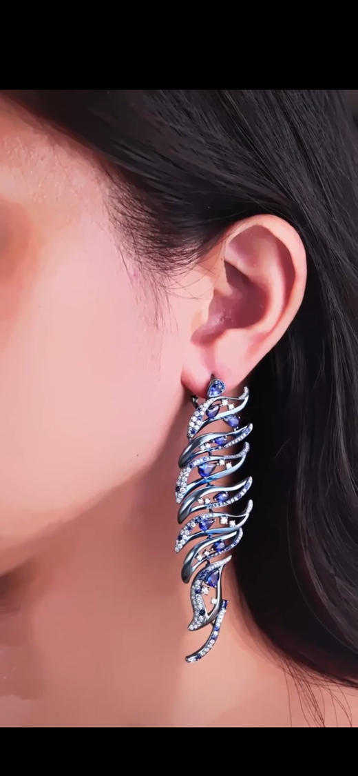 「眼盛星河」钛金蓝宝石钻石耳环 商品图4