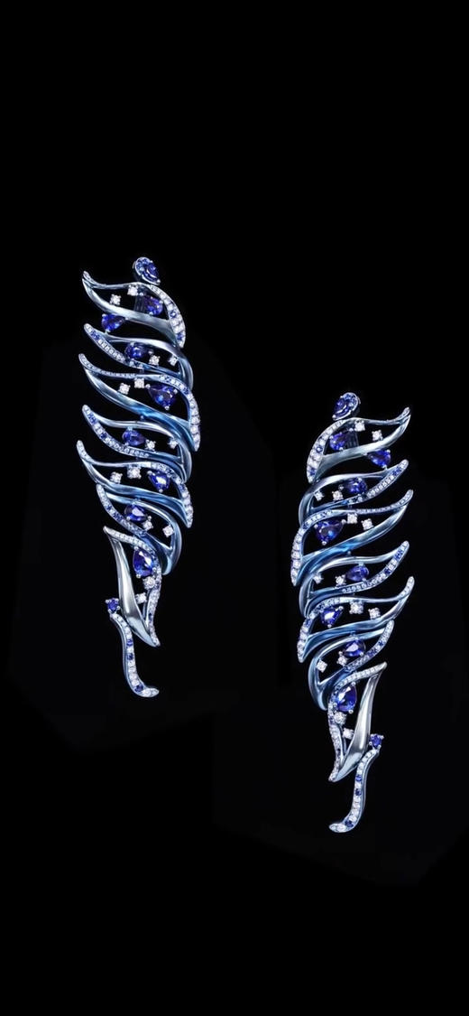 「眼盛星河」钛金蓝宝石钻石耳环 商品图1