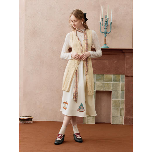 两三事烬光织梦2025秋季新款复古印花领带装饰针织马甲女长款马夹 商品图3