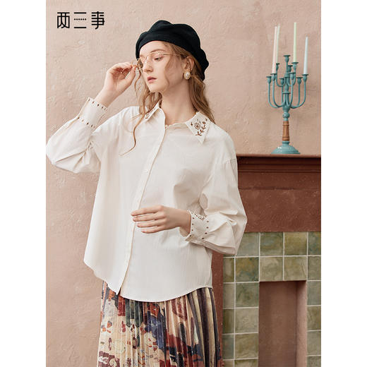 两三事 雪栈冷香 2025秋季新款文艺风绣花翻领长袖衬衫女宽松 商品图0