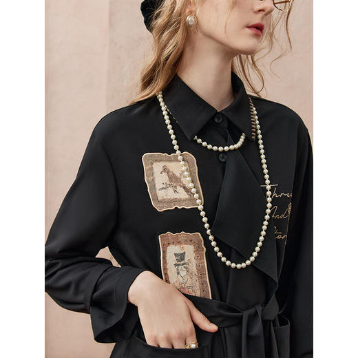 两三事游廊史诗2025秋季新款复古印花贴布绣绑带风衣式连衣裙长裙 商品图3