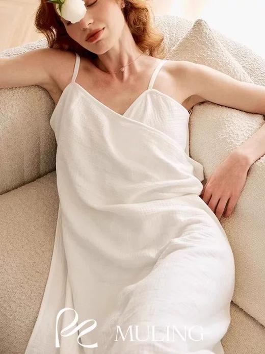 【法式双层浴巾裙】优雅与舒适并存速速get炎炎夏日!!从浴室到卧室都能保持高级感，纤细吊带+露背设计，展现迷人肩颈线条 商品图3