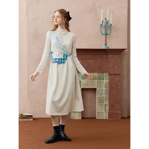 两三事茶兔女爵2025秋新款温柔风印花布拼接系带无袖背心裙连衣裙 商品图3