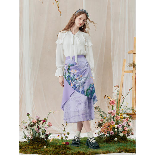 两三事 鸢草花田 2025秋季新款复古多层次印花褶皱高腰半身裙 商品图3