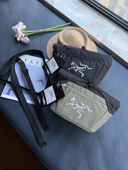 点此购买 始祖鸟多功能手包斜挎 xj 325964 商品图0