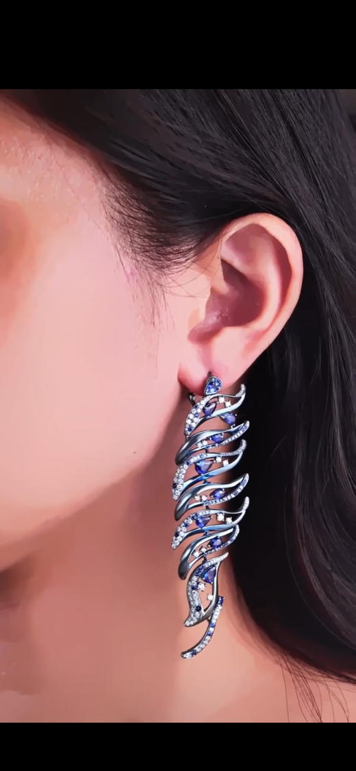 「眼盛星河」钛金蓝宝石钻石耳环 商品图3