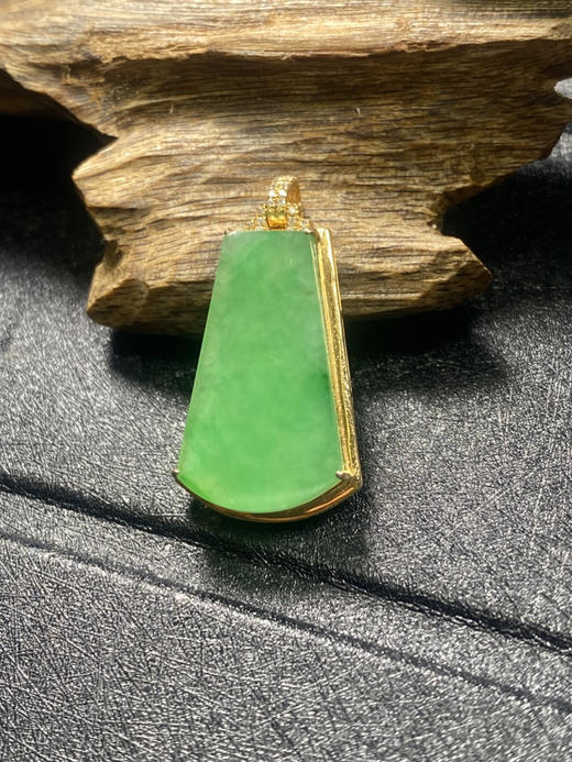 【FC0104】18K镶嵌翡翠绿无事牌吊坠  水润光泽 色泽亮丽 款式简约大气 商品图3