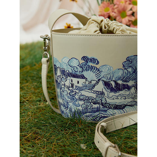 两三事 梵梦小镇 2025秋季新款复古印花牛皮水桶包女款单肩包 商品图4