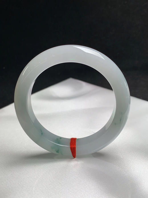 620647，55圈口，糯化飘花正圈平安镯，白底飘蓝花，底子非常细润，清爽干净 商品图3