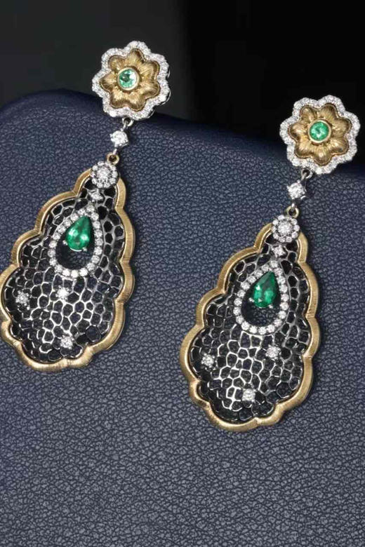 「雨后藤蔓」祖母绿金拉丝耳环 商品图1