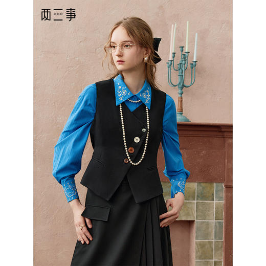 【暖冬内购】两三事古笺浮彩2025秋新款简约斜边不对称纽扣西装马甲女短款马夹 商品图0