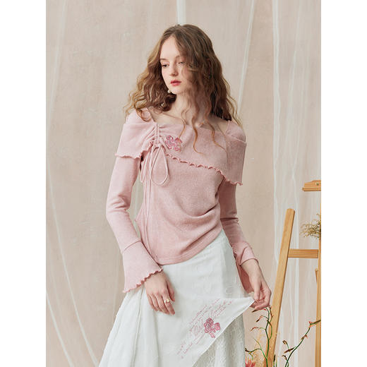 两三事雾瓣柔束2025秋季新款鸢尾花刺绣抽绳一字肩喇叭袖针织衫女 商品图1