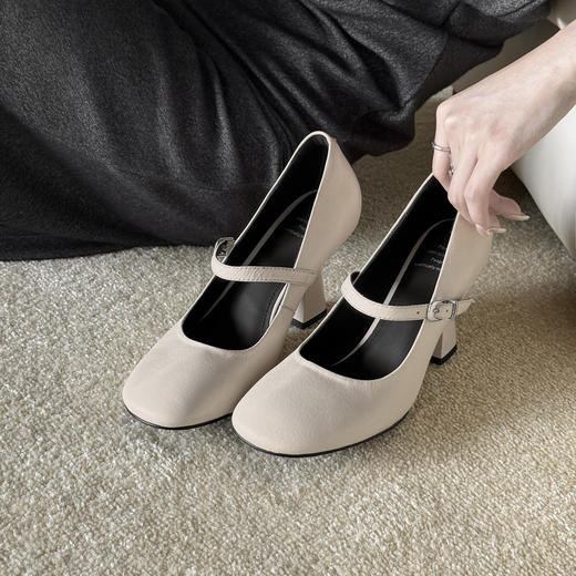 YLY&82632法式圆头浅口一字扣带高粗跟单鞋女2025新款真皮百搭玛丽珍鞋时尚 商品图3