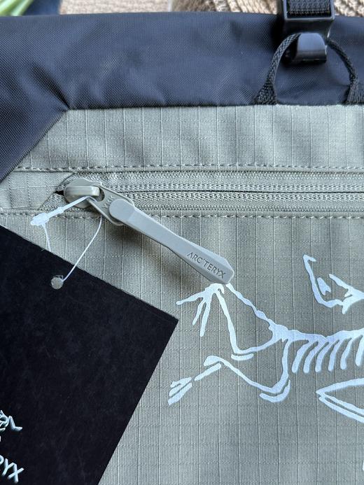 点此购买 始祖鸟多功能手包斜挎 xj 325964 商品图7