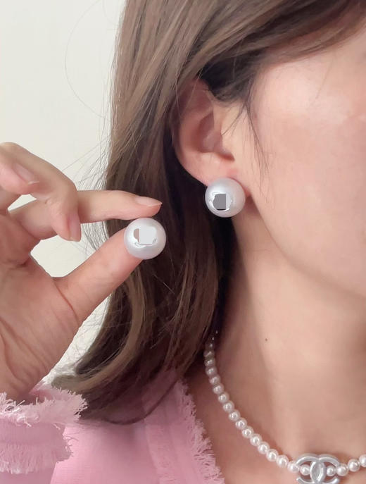 82-5 真香老渠道 25C新款 真多麻色泽 双C 中号珍珠耳钉 商品图0