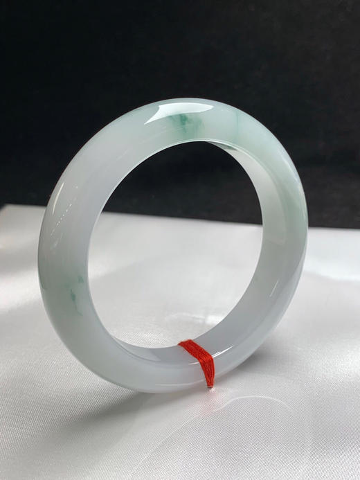 620647，55圈口，糯化飘花正圈平安镯，白底飘蓝花，底子非常细润，清爽干净 商品图1