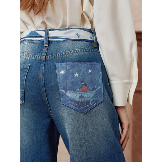 两三事北斗引航2025秋季新款丝巾装饰印花口袋毛边裤脚直筒牛仔裤 商品图2