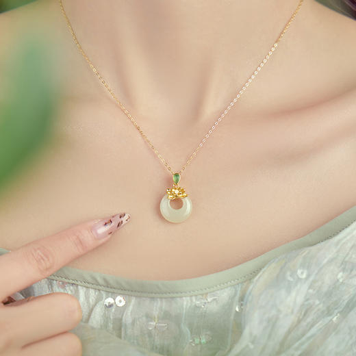 【预售3天】平安扣莲花项链女925纯银镀18K金色森系花卉和田玉吊坠复古锁骨链N001825Q 商品图2