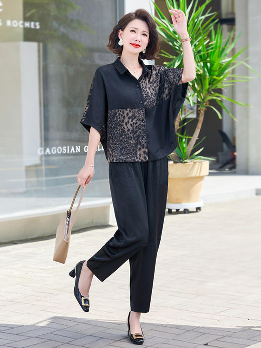 hjx25383妈妈夏装套装2025新款洋气中老年女装宽松拼色短袖衬衫上衣两件套 商品图3