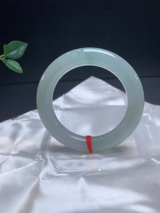 620657，57.5冰圆条手镯，条形大气，隐隐约约带些花，均匀干净 商品图2