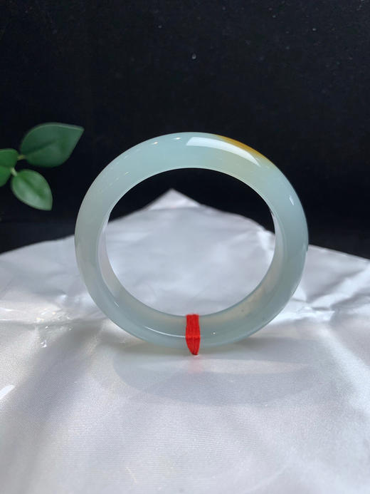 620651，51.5冰黄正圈手镯，整条底子很细腻，带底色，一截特色黄翡，清新甜美 商品图0