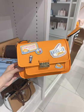 💰999🇺🇸包邮✈️MK新款bradshaw邮差包😍💢非常实用经典！宽肩带设计 舒适度更赞！非常好看百搭的款式！