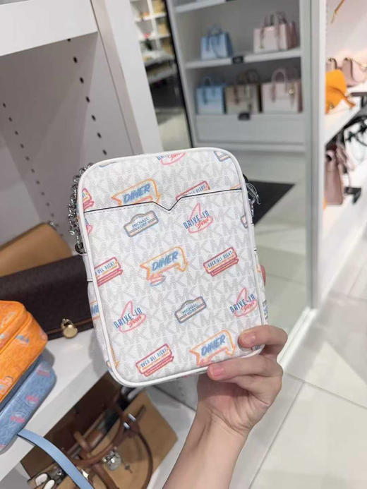 💰750🇺🇸直邮到手✈️MK Jet Set Travel系列相机包，中性款的，男生女生都可以背，双拉链分层设计，实用性还是很不错的 商品图4