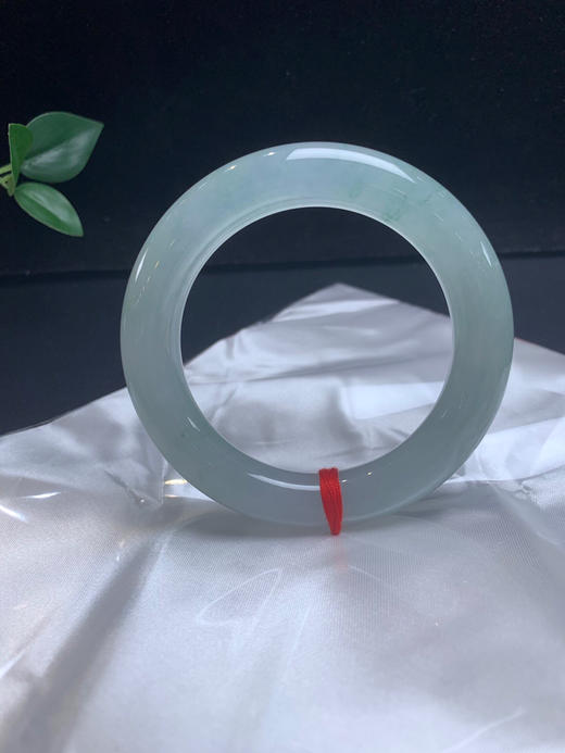 620657，57.5冰圆条手镯，条形大气，隐隐约约带些花，均匀干净 商品图0