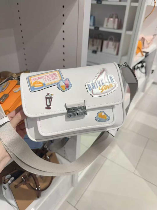 💰999🇺🇸包邮✈️MK新款bradshaw邮差包😍💢非常实用经典！宽肩带设计 舒适度更赞！非常好看百搭的款式！ 商品图3