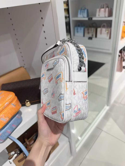 💰750🇺🇸直邮到手✈️MK Jet Set Travel系列相机包，中性款的，男生女生都可以背，双拉链分层设计，实用性还是很不错的 商品图3