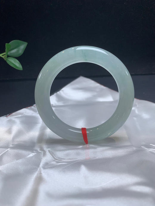 620657，57.5冰圆条手镯，条形大气，隐隐约约带些花，均匀干净 商品图3