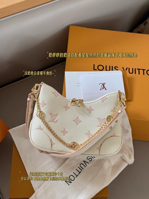 顶级免税版 VIP专柜体验 收到即官网同样 Lv Boulogne 白草莓奶油牛角包 奶油白配着星星点点的草莓酱属于夏天的颜色 活泼又可爱！ 两根肩带斜挎单肩都可以 主要是这个颜色你会喜欢噜~ 商品图0