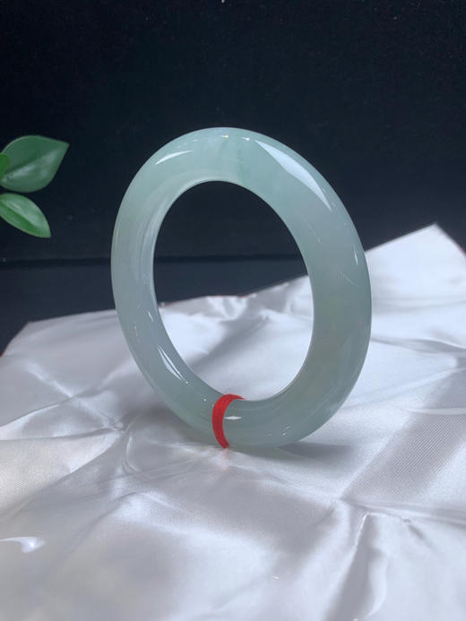 620657，57.5冰圆条手镯，条形大气，隐隐约约带些花，均匀干净 商品图1