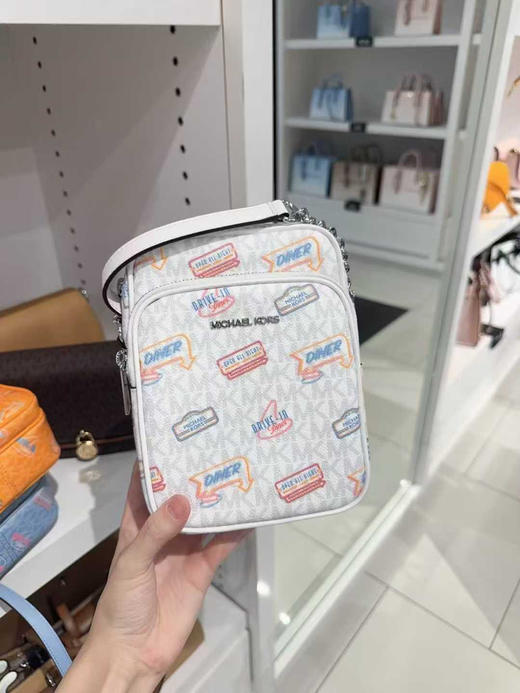 💰750🇺🇸直邮到手✈️MK Jet Set Travel系列相机包，中性款的，男生女生都可以背，双拉链分层设计，实用性还是很不错的 商品图2
