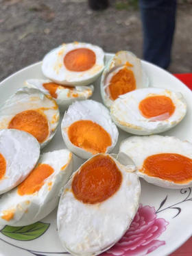 洪湖鸭蛋古法腌制，选用洪湖野生鸭蛋，鸭蛋外面草木灰是为了让鸭蛋更好的储存，我们没有腌制很久因此油也不那么多，但是现在的口感咸淡适中，孩子也可以吃，蛋白超级嫩，邻居们可以试试，凉水下锅煮15分钟！20枚