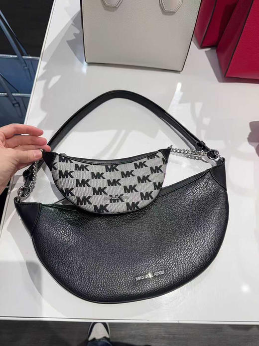 💰899🇺🇸包邮✈️MK Hollis月牙包💢肩带可以调节 🉑手提🉑腋下背🉑斜挎‼️一包多用🔥还带个小包～太划算了‼️⚠️小包不能拆卸 商品图6