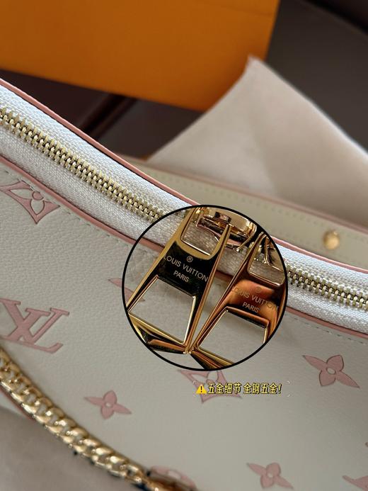 顶级免税版 VIP专柜体验 收到即官网同样 Lv Boulogne 白草莓奶油牛角包 奶油白配着星星点点的草莓酱属于夏天的颜色 活泼又可爱！ 两根肩带斜挎单肩都可以 主要是这个颜色你会喜欢噜~ 商品图2