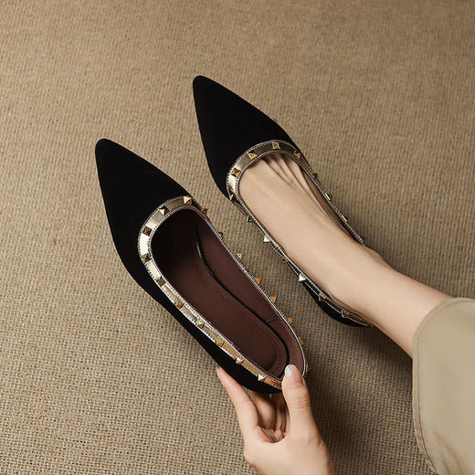 【预售5天】法式尖头铆钉粗跟单鞋女新款羊反拼色气质浅口瓢鞋通勤高跟鞋JLY&18-739 商品图1