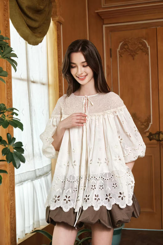 浅米色镂空绣花泡泡袖衬衫 商品图0