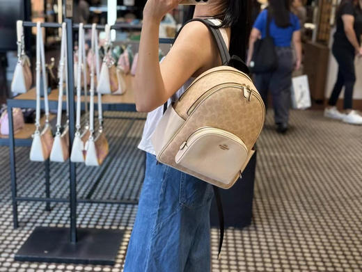 ✨限时折扣1499直邮到手 Coach 经典款中号Court backpack双肩包，老花拼色，双层拉链款，大小正合适，容量大，尺寸约35*21*8cm 商品图1