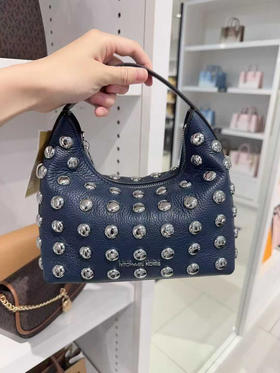 💰960🇺🇸包邮✈️ MK EMBER饭盒包，设计简约，型号适中，一体式成型手柄，轻便好装