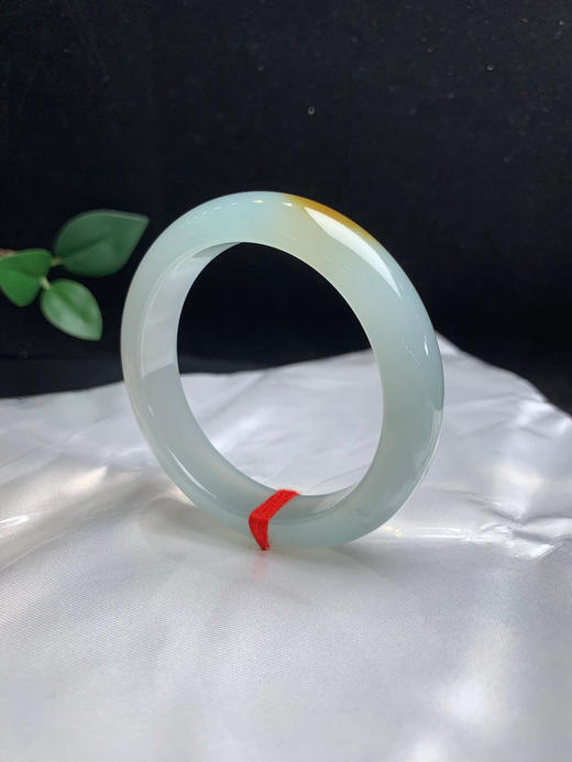 620651，51.5冰黄正圈手镯，整条底子很细腻，带底色，一截特色黄翡，清新甜美 商品图2
